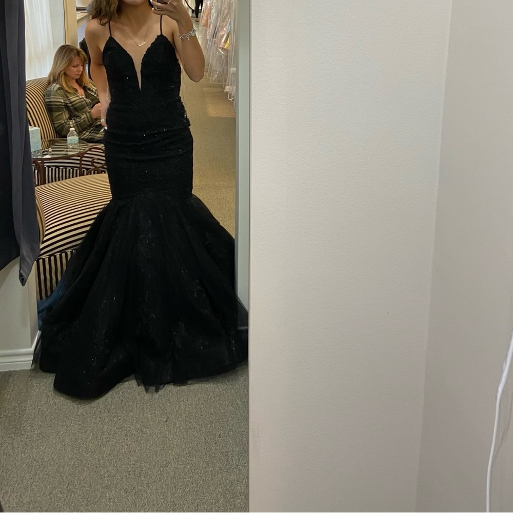 Elegant Black Evening Gown - Picture 4 of 5